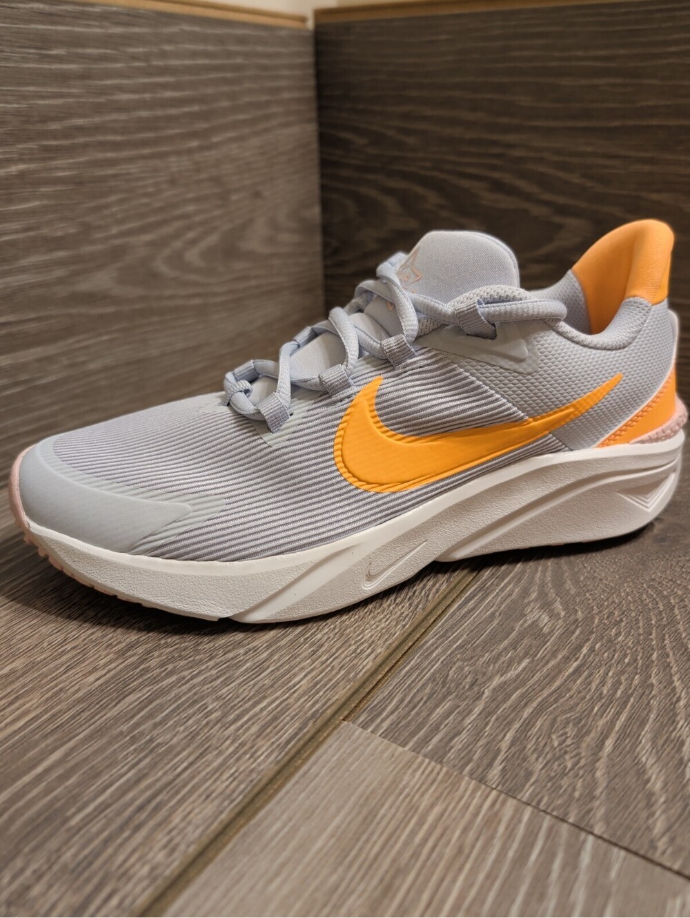 Nike Star Runner 4 GS Pure Platinum 6Y NIB Fits Women 7.5